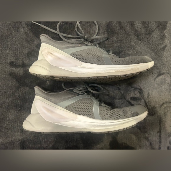 Women’s Lululemon size 8 shoe - Picture 3 of 6